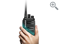 Рация BAOFENG BF-S99 - в руке Рация BAOFENG BF-S99 - в руке
